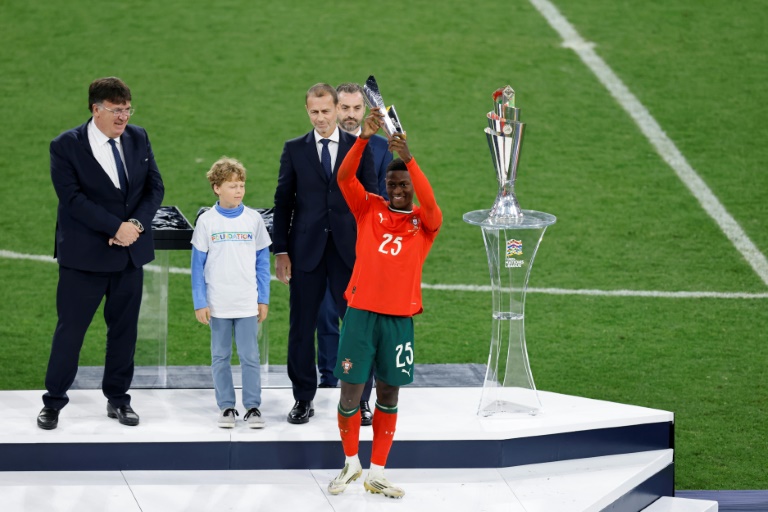 Le défenseur Nuno Mendes désigné homme du match à l'issue de la victoire du Portugal contre l'Espagne en finale de la Ligue des nations à Munich, le 8 juin 2025
