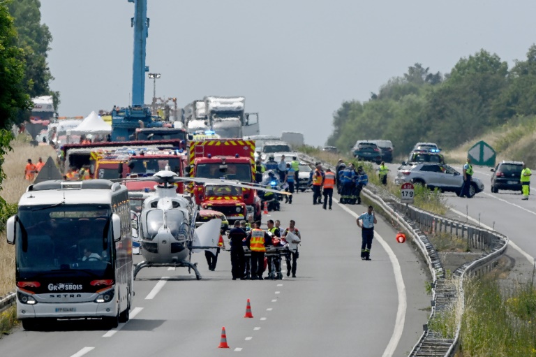 Des véhicules de secours sur l'autoroute A81, à Degré, dans la Sarthe, après un accident de car mortel, le 13 juin 2025