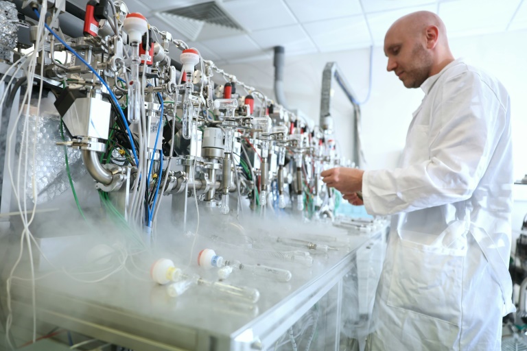 Un technicien utilise la chaîne de graphitisation sous vide pour extraire du graphite à partir d’échantillons de CO₂ au laboratoire LMC14 (Laboratoire de Mesure du Carbone 14) du Commissariat à l’Énergie Atomique et aux Énergies Alternatives (CEA), à Saclay, le 22 mai 2025