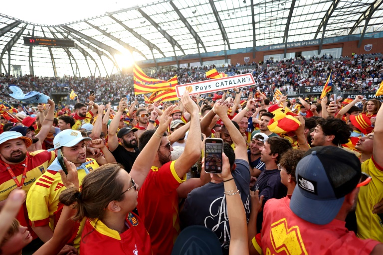 Les supporters de Perpignan célèbrent avec leurs joueurs leur maintien en Top 14 après leur victoire à Grenoble, le 14 juin 2025