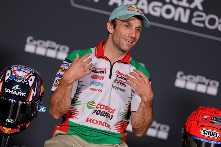Le pilote français de MotoGP Johann Zarco (Honda-LCR) répond aux questions de la presse avant le Grand Prix d'Aragon sur le circuit du Motorland à Alcaniz (Espagne) le 5 juin 2025.