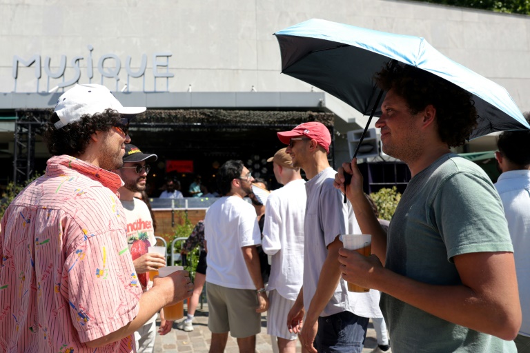 Des participants à la Fête de la musique en pleine vague de chaleur, le 21 juin 2025 à Paris