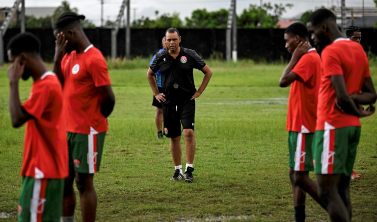 L'entraîneur adjoint de la sélection du Suriname, Roberto Godeken (c), entraîneur principal de l'équipe du Sport Vereniging Robinhood, lors d'une séance d'entraînement à Paramaribo le 26 mai 2025