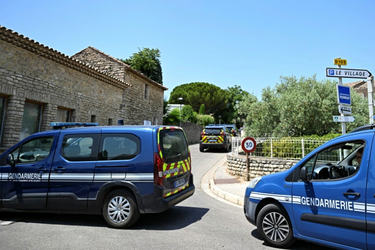 Des gendarmes sécurisent les lieux d'une fusillade mortelle lors d'une fête de mariage à Goult, dans le Vaucluse, le 22 juin 2025