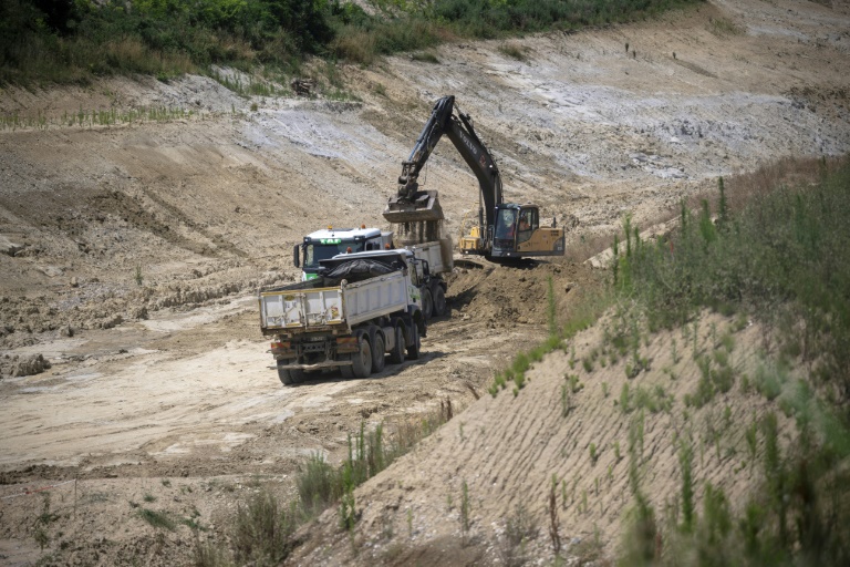 Reprise des travaux sur le chantier de construction du projet d'autoroute A69 près de Saint-Germain-des-Prés, le 24 juin 2025 dans le Tarn
