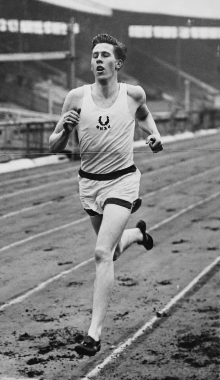 L'athlète britannique Roger Bannister (Oxford) remporte l'épreuve du mile lors de la rencontre sportive inter-universitaire Oxford-Cambridge le 12 mars 1949 à White City, Londres.