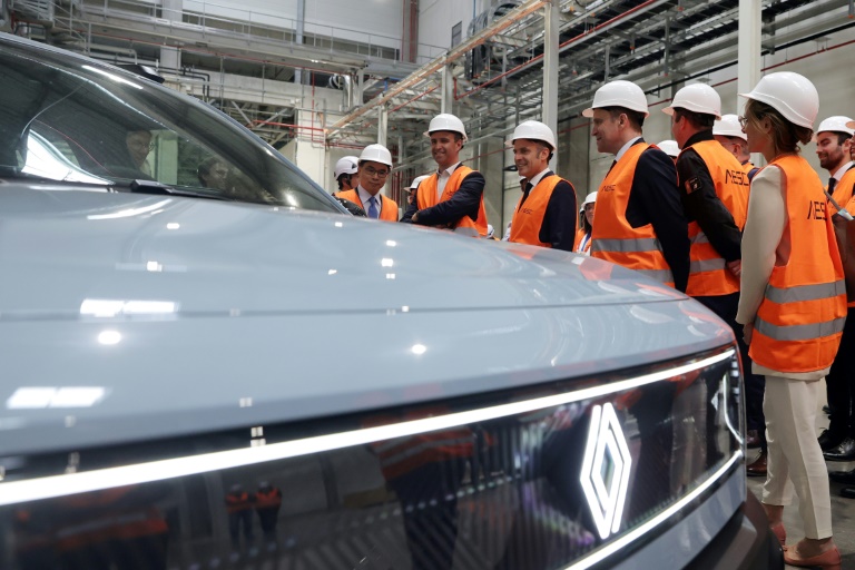 Le président Emmanuel Macron lors d'une visite d'une usine de batteries électriques flambant neuve du groupe sino-japonais AESC, à Douai dans le Nord, le 3 juin 2025