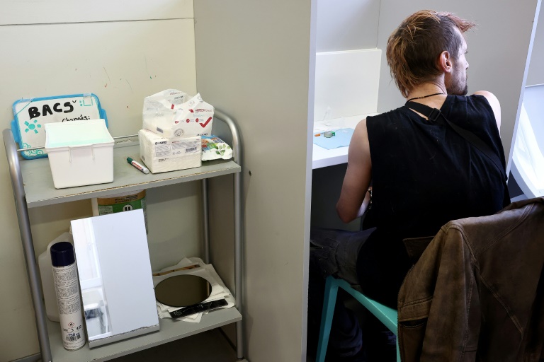 Un usaer dans la salle d'injection supervisée de drogues Argos dont s'occupe l'association Ithaque à Strasbourg, le 4 juin 2025 dans le Bas-Rhin