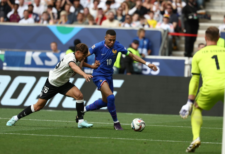 Kylian Mbappé attaque la défense de l'Allemagne lors du succès des Bleus à Stuttgart, le 8 juin 2025