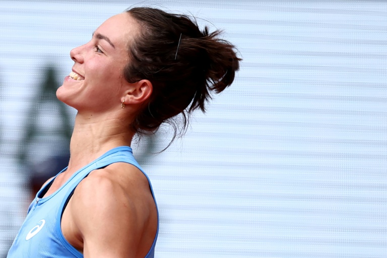 La Française Loïs Boisson célèbre sa victoire contre l'Américaine Jessica Pegula en 8e de finale du tournoi de Roland-Garros, à Paris, le 2 juin 2025