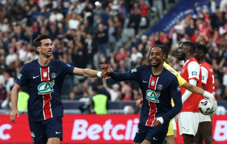 L'attaquant français du Paris Saint-Germain Bradley Barcola (d.) célèbre avec le milieu de terrain espagnol du PSG Fabian Ruiz après avoir marqué le deuxième but de son équipe lors de la finale de la Coupe de France contre le Stade de Reims, à Saint-Denis, le 24 mai 2025