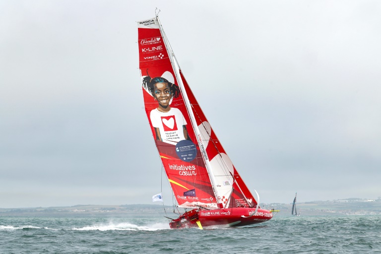 L'Imoca Initiatives Coeur barré par Samantha Davies avec Violette Dorange, Joseph Brault et Vittoria Ripa Du Meana avant le départ de la Course des caps, le 27 juin 2025 à Boulogne-sur-mer