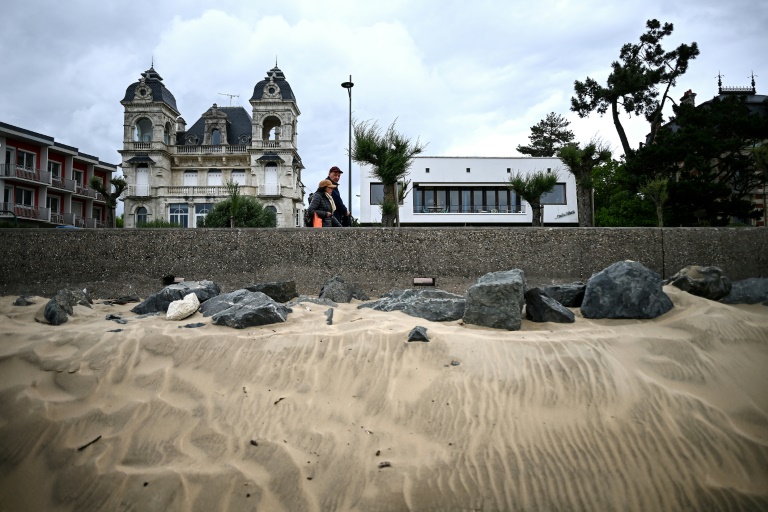 Une villa des années 1950, à droite, et une autre de la fin du XIXe siècle, à gauche, face à la mer à Royan, en Charente-Maritime, le 21 mai 2025