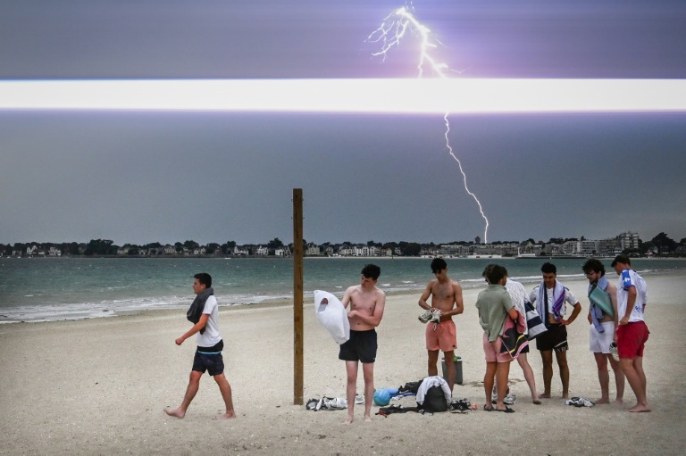 Un éclair dans le ciel au-dessus de La Baule, en Loire-Atlantique, le 25 juin 2025