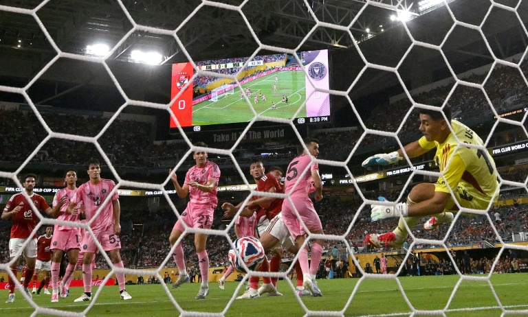 Le gardien de l'Inter Miami Oscar Ustari sauve une occasion de but d'Al-Ahly en match d'ouverture du Mondial des clubs, le 15 juin 2025 à Miami