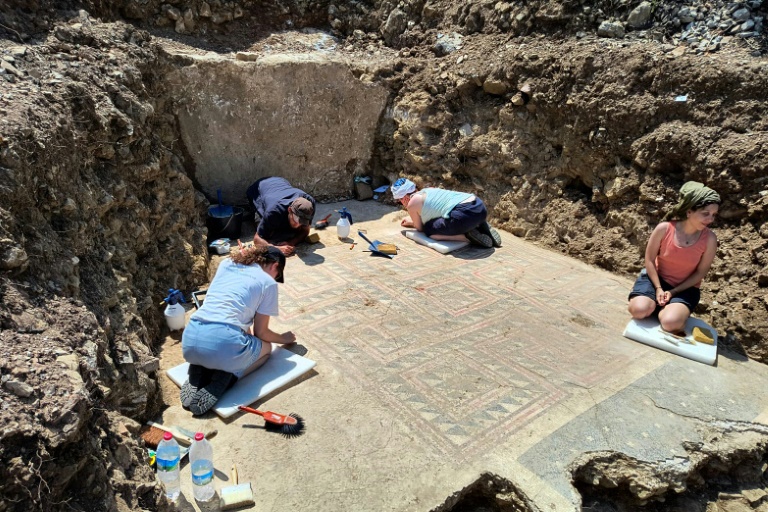 Des membres de l'équipe de l'Inrap le 23 juin 2025 près d'Alès