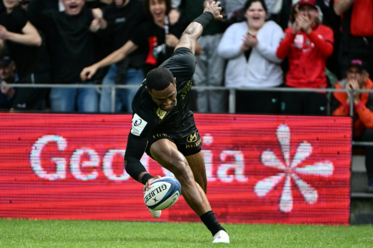 L'ailier fidjien de Toulon Jiuta Wainiqolo aplatit dans l'en-but de Saracens en Coupe d'Europe au stade Mayol à Toulon le 5 avril 2025