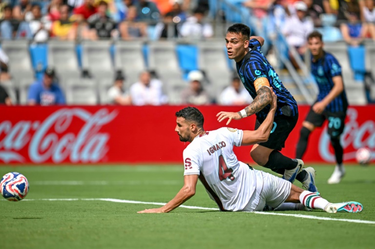 Le défenseur de Fluminense Ignacio (g) et l'attaquant argentin de l'Inter Milan Lautaro Martinez (C) lors du 8e de finale du Mondial des clubs remporté par le club brésilien (2-0), le 30 juin 2025 à Charlotte