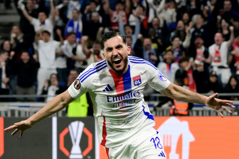 Rayan Cherki, sous le maillot de l'Olympique Lyonnais, lors du match de Ligue Europa contre Manchester United au Groupama stadium, le 10 avril 2025