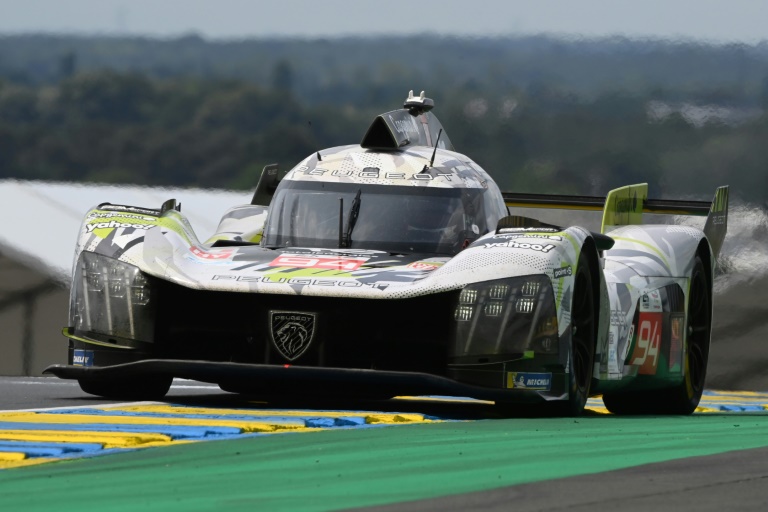 Le Français Loic Duval au volant d'une Hypercar Peugeot pendant les essais en amont des 24H du Mans le 8 juin 2025 sur le circuit du Mans en France