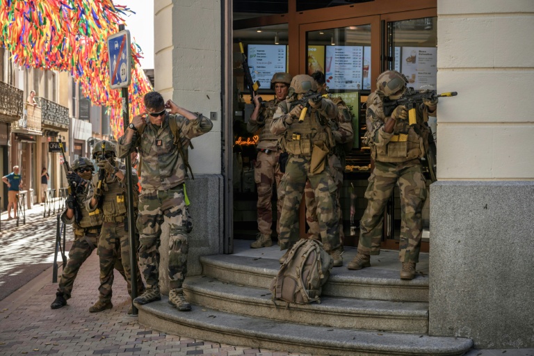 Des soldats du 3e Régiment de parachutistes d'infanterie de marine participent à un exercice militaire intitulé « Cathare 25 », dans la cité historique de Carcassonne le 27 juin 2025