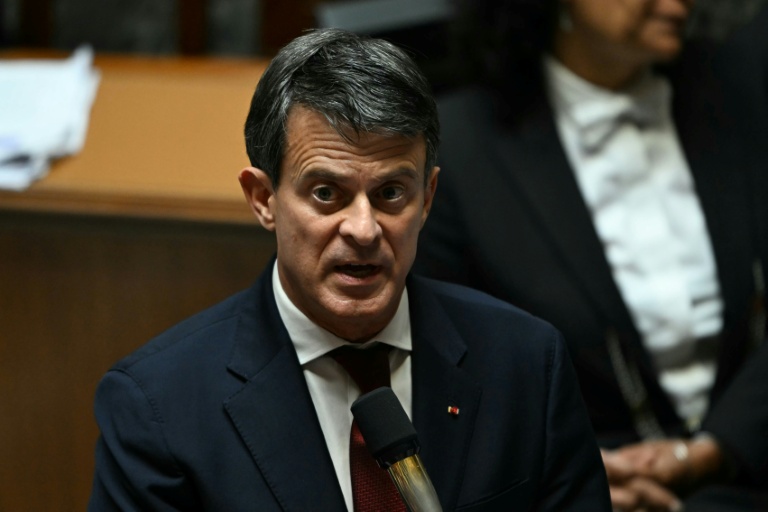 Le ministre des Outre-mer Manuel Valls s'exprime lors d'une séance de questions au gouvernement, le 24 juin 2025 à Paris