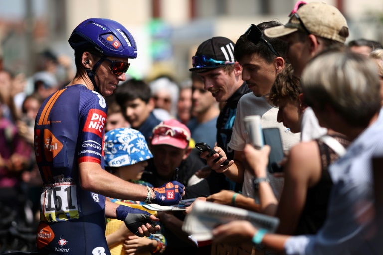 Romain Bardet au départ de la 3e étape du Critérium du Dauphiné dans sa ville natale de Brioude, le 10 juin 2025