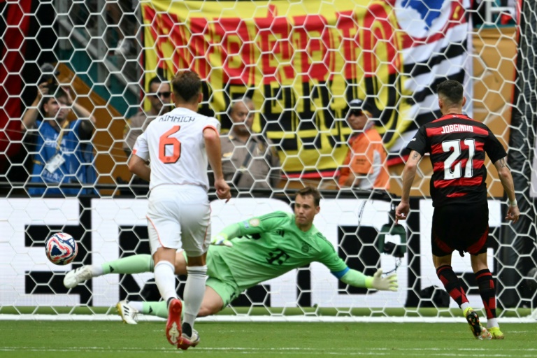 Le milieu italien de Flamengo Jorginho marque un pénalty lors de la défaite de son club en huitièmes de finale du Mondial des clubs contre le Bayern Munich, le 29 juin 2025 à Miami