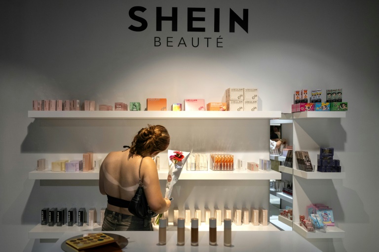Une cliente dans une boutique éphémère de la marque asiatique Shein, le 26 juin 2025 à Diajon, en Côte-d'Or