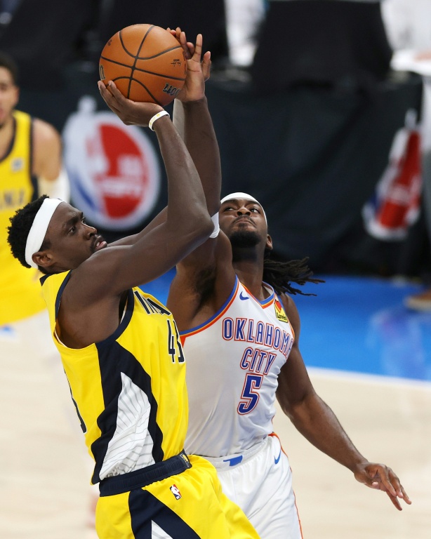Pascal Siakam (g.), l'ailier fort camerounais des Indiana Pacers, se dirige vers le panier face à Luguentz Dort, l'arrière canadien du Oklahoma City Thunder, pendant le premier match des Finales NBA 2025, le 5 juin 2025, à Oklahoma City