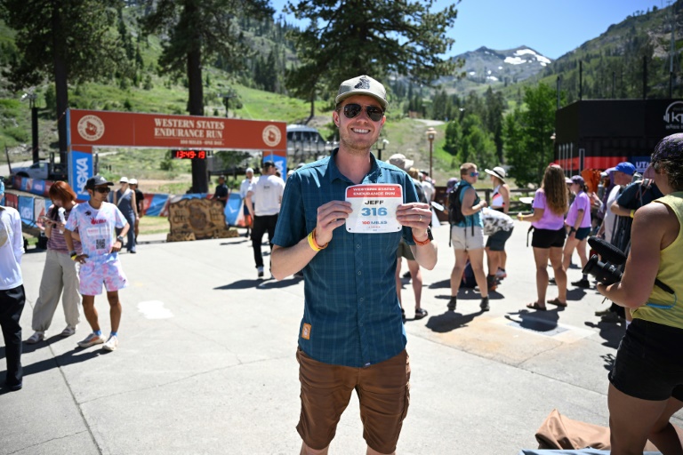 Le coureur Jeff Schacherl, qui a attendu quatre ans au tirage au sort, avec son dossard avant l'ultra-trail, la Western States 100, à Olympic Valley (Californie, Etats-Unis) le 27 juin 2025