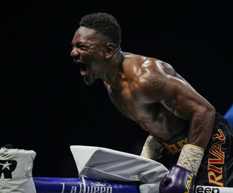 Christian Mbilli exulte après sa victoire contre l'Australien Rohan Murdock le 13 janvier 2024 à Québec
