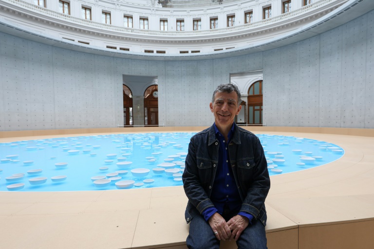 L'artiste français Céleste Boursier-Mougenot pose devant son installation “Clinamen” à la Bourse de Commerce-Pinault Collection à Paris le 5 juin 2025