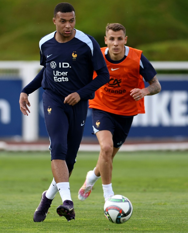 Lucas Digne derrière Kylian Mbappé à l'entraînement de l'équipe de France le 2 juin 2025 à Clairefontaine près de Paris
