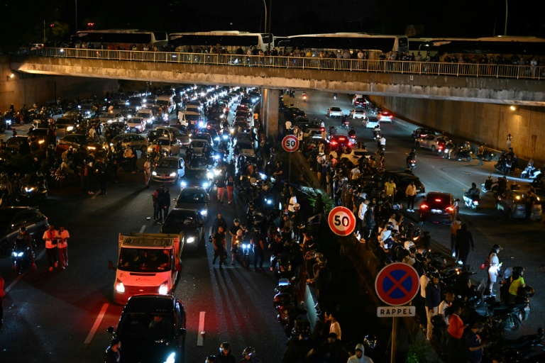 Scènes de liesse à Paris où les supporters du PSG fêtent le sacre de l'équipe en Ligue des champions à Munich, le 31 mai 2025
