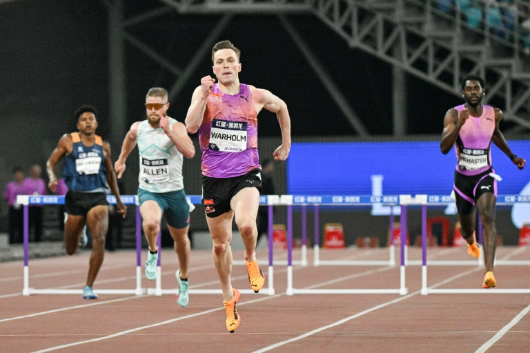 Le Norvégien Karsten Warholm lors du 300 m haies au meeting de Xiamen (Chine) en Ligue de diamant le 26 avril 2025