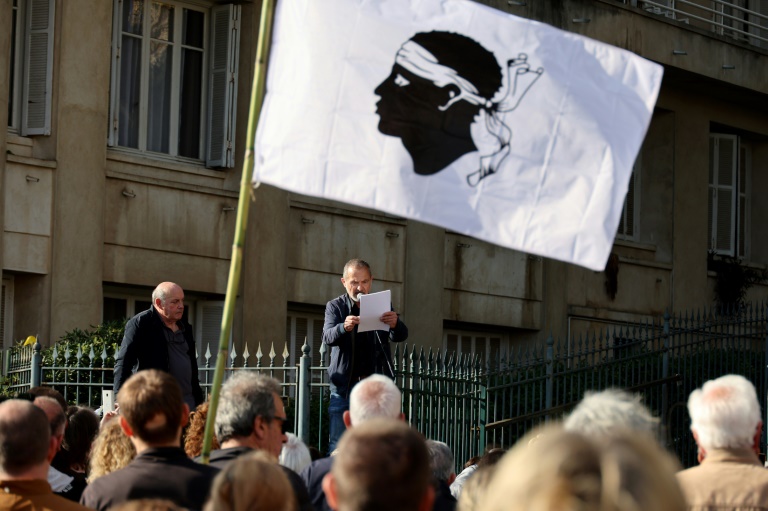 Le président du collectif anti-mafia Massimu, Jean-Toussaint Plasenzotti (droite), et le président du collectif Maffia No Vita Ie, Leo Battesti (gauche), lors d'une manifestation contre la mafia à Ajaccio, en Corse, le 8 mars 2025.