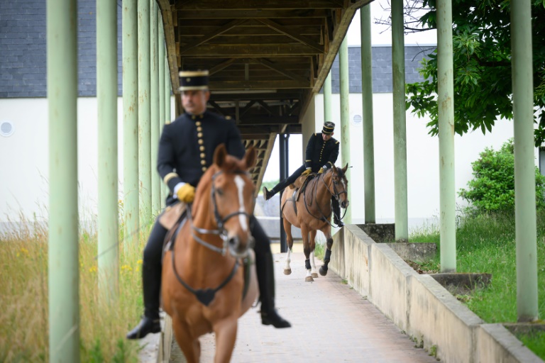 Des écuyers du Cadre Noir de Saumur quittent les écuries pour un spectacle matinal, le 5 juin 2025 dans le Maine-et-Loire