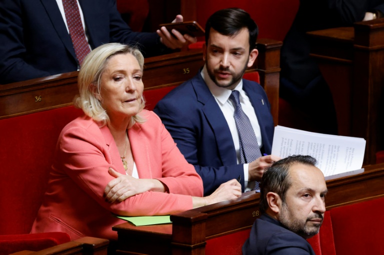 Marine le Pen et les députés RN Jean-Philippe Tanguy (C) et Sébastien Chenu (D) le 28 avril 2025 à l'Assemblée nationale à Paris