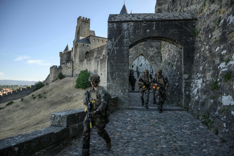 Des soldats du 3e Régiment de parachutistes d'infanterie de marine participent à un exercice militaire intitulé « Cathare 25 », dans la cité historique de Carcassonne le 27 juin 2025