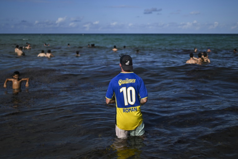 Un fan argentin de Boca Juniors sur la plage de Miami Beach, en Floride, le 19 juin 2025, à la veille du match du Mondial des clubs 2025 entre le Bayern Munich et Boca Juniors