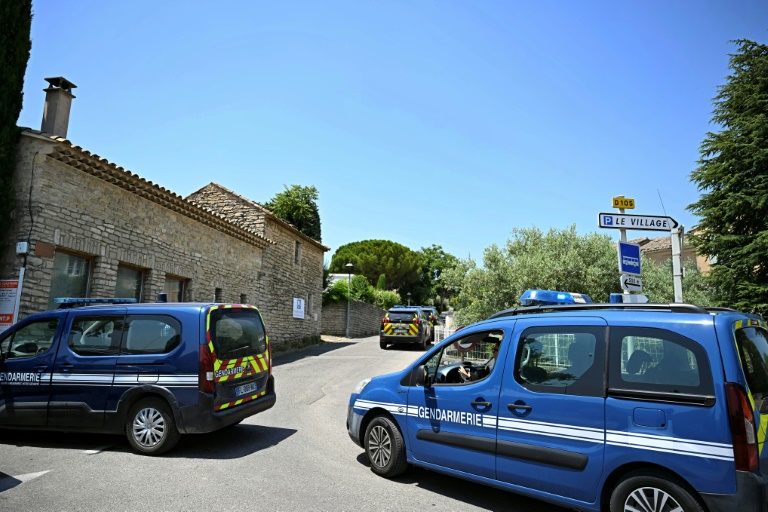 Des gendarmes bouclent un périmètre à Goult, dans le Vaucluse, où deux personnes sont mortes et trois autres gravement blessées après des tirs lors d'un mariage, le 22 juin 2025