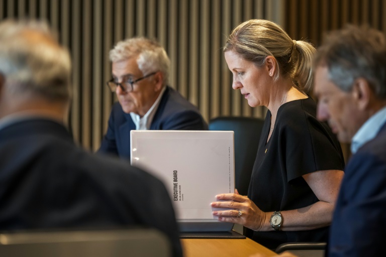 La nouvelle présidente du CIO Kirsty Coventry découvre ses dossiers avant la réunion du comité exécutif de l'instance à Lausanne, le 25 juin 2025