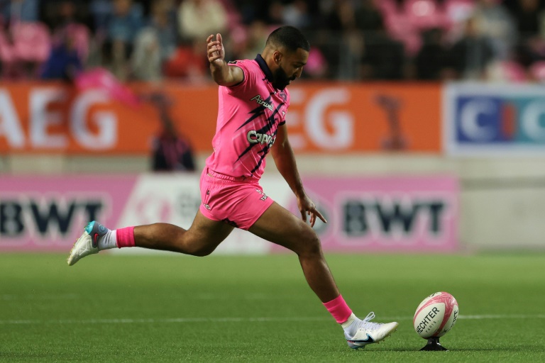 Le demi d'ouverture du Stade Français Zack Henry face aux perches lors du match de Top 14 contre le Castres Olympique au stade Jean-Bouin le 7 juin 2025 à Paris
