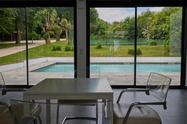 La piscine de l'ancienne résidence du couturier allemand Karl Lagerfeld à Louveciennes, dans les Yvelines, le 15 mai 2025