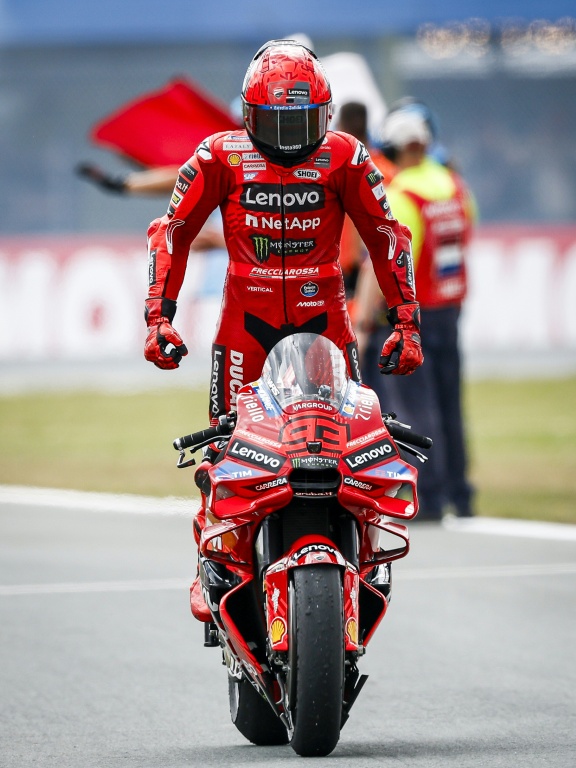 L'Espagnol Marc Marquez sur Ducati célèbre sa victoire au Grand Prix MotoGP des Pays-Bas sur le circuit TT à Assen le dimanche 29 juin 2025