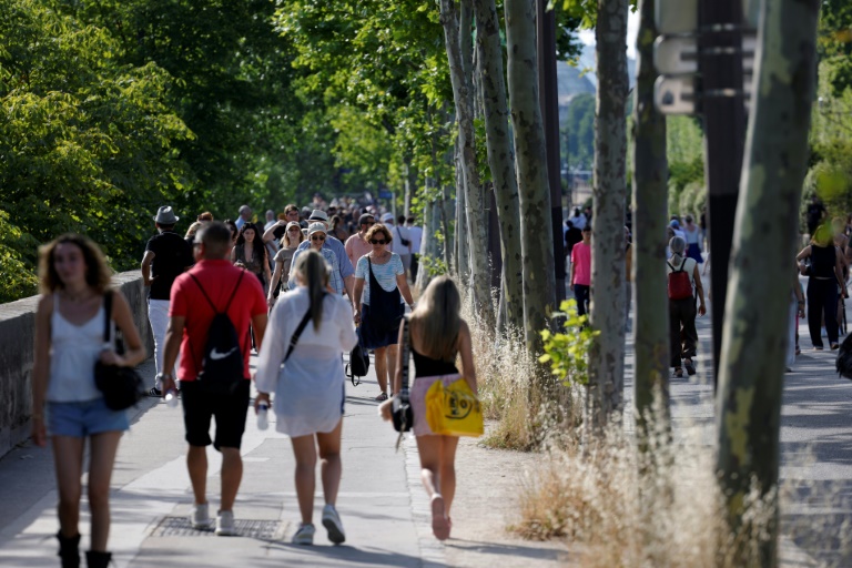 Des passant à Paris sur les bords de Seine le 21 juin 2025