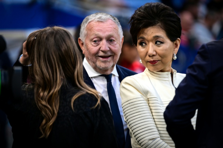 La femme d'affaires américaine et nouvelle présidente de l'Olympique Lyonnais Michele Kang (à droite) et le vice-président de la Fédération française de football (FFF) Jean-Michel Aulas lors de la finale de la D1 entre l'OL et le PSG, à Décines-Charpieu, le 16 mai 2025
