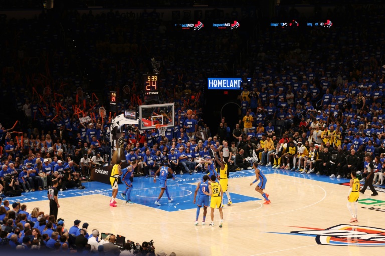 Les bruyants supporters d'OKC tentent de déconcentrer un joueur des Pacers d'Indiana sur la ligne des lancers francs, le 8 juin 2025 au Paycom Center