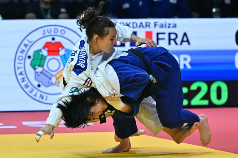 La Française Faiza Mokdar contre la Sud-coréenne Huh Mimi (en bleu) lors de leur combat par équipes aux Championnats du monde de Judo à Budapest le 20 juin 2025
